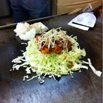 よしだお好焼 - 野菜肉玉にキムチとライス