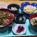 Izakaya kampai - 鉄火丼定食(鉄火丼、かけ蕎麦、サラダ、かぼちゃの煮物、鶏のタタキ、漬物、ワサビで500円)