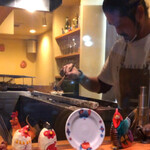 根津 焼鳥 照隅 - 刷毛塗りする店主の視線は真剣そのもの