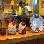 根津 焼鳥 照隅 - 鳥の置物が多数