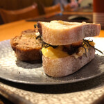 根津 焼鳥 照隅 - レバパテ生クリームバゲット、鳥のタルタルぽんじりバゲット