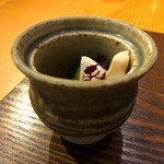 根津 焼鳥 照隅 - 漬物と御坊煮付け