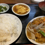 Rikaen - 酢豚定食（税込み800円）
                        酢豚ランチとは違い生野菜と唐揚げはありませんが、酢豚と卵焼きとごはんの量は多くなっています