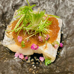 鮨 由う - ・小柴産太刀魚の焼き物 芽ネギと玉葱ソースで