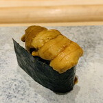 鮨 由う - ・北海道産ムラサキウニ軍艦巻き