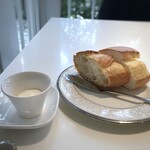 VERT FONCE - ◆パン・・ハードタイプとソフトタイプのフランスパン。ホイップバター添え。