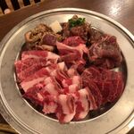 本格焼肉＆ジンギスカン ばくよう亭 - 最初の皿。鶏とソーセージは抜いてもらいました