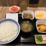 Yoshinoya - 納豆牛小鉢定食に生玉子プラス。