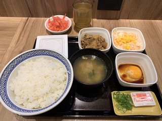 Yoshinoya - 納豆牛小鉢定食に生玉子プラス。