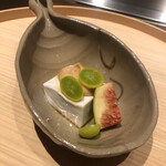 温石 - 裏漉しした落花生を葛粉でまとめた豆腐と銀杏、無花果の組み合わせ