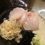 温石 - 左が1.5kgの九絵。右が5kgの茶色丸羽太。炭を直に当てた焼印仕立て。取り分け脂の溶けた茶色丸羽太には悶絶してしまいます