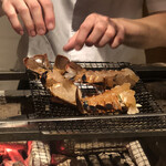 温石 - 伊勢海老炭火焼きの刑。脚をパタパタ、団扇のようにパタパタ！