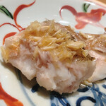 温石 - 赤甘鯛とはまったく異なる身質。より筋肉繊維が太く、爽快な脂を湛えているものの、喉黒のようにグズグスでも無く、歯茎を押し返すような弾力に溢れておりました