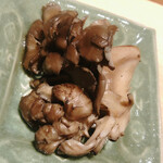 温石 - 天然黒舞茸の出番です。火からおろして自然に落ち着かせた土釜から取り出します。その瞬間、カウンターの空気が一変。栽培物には出せない強い芳香に悶絶します