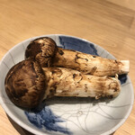 温石 - 岩手県久慈産の松茸が登場。このサイズを惜しげもなく薄切りし、鍋に投入