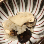 温石 - 鍋の中で鰹出汁と合わせ、硬めのオジヤ風を調理。これはウンマイ。繰り返します。とんでもなくウンマイ。ほっぺたが落ちるとはまさにこのことか！