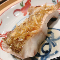 温石 - 白甘鯛のカマ部位。素揚げした鱗をトッピング。この大きさですと、松笠仕立てより素揚げの方が適しています