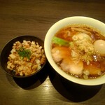 支那そばや - 味玉ワンタン鮭だしらぁ麺 & きざみチャーシューごはん