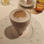 ロオジエ - アミューズの栗のブルーテ。上の泡にはカルダモンの風味。中にはカリカリ食感の栗、ほっこり食感の銀杏、しゃきしゃき食感の和梨と 味だけでなく食感でも魅せてくれます。