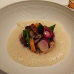 ロオジエ - 前菜。フォアグラのロティとスペルト小麦のリゾット。フォアグラの焼き方、リゾットや野菜の食感の残し方（なんと絹サヤは生！）は見事過ぎます。マッシュルームソースの香りも素晴らしい！