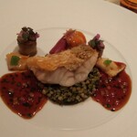 ロオジエ - 甘鯛鱗焼き。ソースはハーブを効かせた赤ワインソース。甘鯛の焼き方は明らかに以前より上手になってます。ソースの素晴しさは以前同様。付け合わせの貝３種が どれもめちゃ旨なんですが？