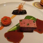 ロオジエ - 仔牛のココット焼き。均一な焼き色の肉はナイフが不要なぐらい柔らかく、かつジューシーで驚愕の旨さ。しっかりフォンを感じるソースは深みを感じながらも混ぜこんだ檸檬の酸味のため爽やかさを口に残してくれます。