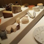 ロオジエ - ロオジエ名物のチーズワゴン。何種類でもお好きな品をどうぞ……と 言われても 臭いチーズ苦手な私はコンテやミモレットぐらいしか(>_<)