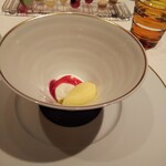 ロオジエ - アヴァンデセール。パイナポーのソルベにホワイトチョコのムース  