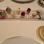 ロオジエ - ここでミニャルディーズがロオジエ流。ミニャルディーズは出来たてなので、メレンゲの食感とかが活きてます。