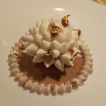 ロオジエ - デセール。メレンゲのトゲトゲに下はマロンクリーム。メレンゲの中には竹鶴（！）のアイスクリーム。 やり過ぎ……いや旨いけどねwww  やり過ぎってぐらいやるのがロオジエ。こうでなくっちゃ♪