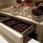 ロオジエ - 悪魔の誘惑、小菓子ワゴン。ここで一句「男なら 一度は言いたい  全部くれ」  私？ショコラとキャラメルだけでギブアップ(>_<)