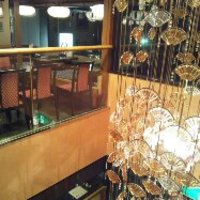 鰻割烹 伊豆栄 本店 - 吹き抜けから見たテ－ブル席