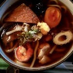 鷹の羽そば処 - 店内が暗いから真っ黒に見えるが、そこまでしょっぱくはない。