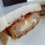 肉の台所 山屋 - チーズ入りメンチカツでサンドイッチに