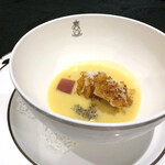 SALONE 2007 - トウモロコシのズッパ 穴子のフリット
            冷たいトウモロコシのクリーミーなスープとカリカリ食感を添えた穴子のフリット
            厚めの生ハム、ローズマリーコンソメジュレをアクセントに