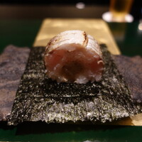 野嵯和 - かます棒すし：軽く〆たかますに酢飯、中心には松茸