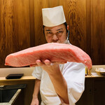 鮨 由う - ・青森県大間産 鮪 カマトロで決めポーズ