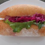イルアル - ハーブソーセージと紫キャベツのサンド