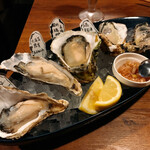 Oyster Bar MABUI - 生ガキ５種盛り（真ん中は岩ガキ）