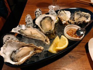 Oyster Bar MABUI - 生ガキ５種盛り（真ん中は岩ガキ）