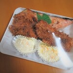 料理とお酒 まさ - テイクアウト「秋鮭の塩麹焼きとフライ。タルタル添え」650円