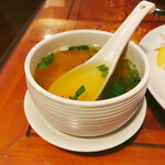 SIAM - サービスのスープ。セロリのような味の香草が浮かんでます。
