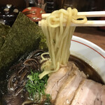 鶏・豚骨らーめん 水沢 - 鶏豚骨黒の特製。
      旨し。