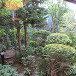 手打ち蕎麦 こはし - 窓から見える庭(2020年10月)