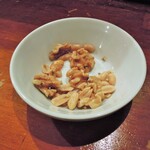Aozora Ka Fe Dainingu - 食べ残したナッツ