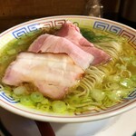麺屋 Somie's - 京地鶏１００％塩ラーメン　サービスでチャーシューが１枚多くなっています。