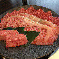 焼肉うしごろ 銀座並木通り店 - 手前からマキ、サーロイン、赤身　2人分