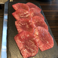 焼肉うしごろ 銀座並木通り店 - 究極の黒タン　薄切り　3000円