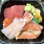 海鮮　彩り　どん太 - 料理写真:「特選丼（並）」500円也＋税。
