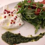 トラットリア 29 - 「モッツァレラ　ブッラーターとトマトとルッコラのサラダ」：イタリアから空輸された時だけの楽しみ♪